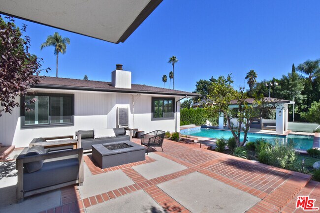 Building Photo - 4678 White Oak Ave