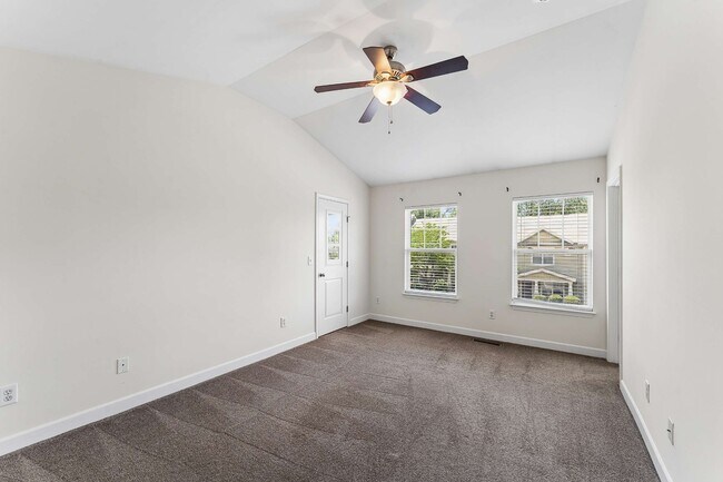 Building Photo - 553 Rosedale Ave