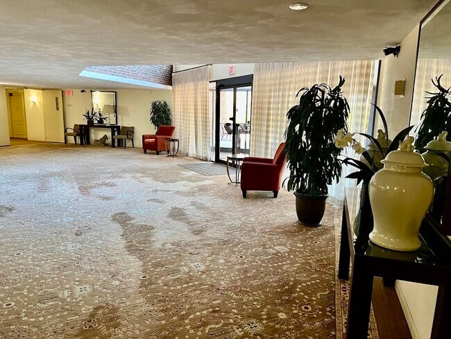 Building Photo - 404 Paradise Rd