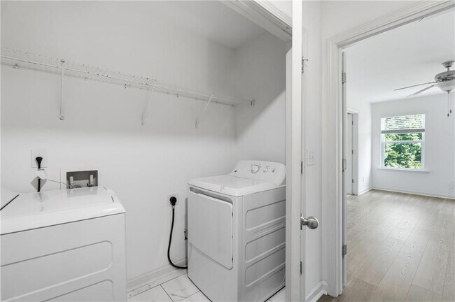 Building Photo - 7134 Gladstone Cir
