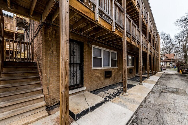 Building Photo - 7706 S Saginaw