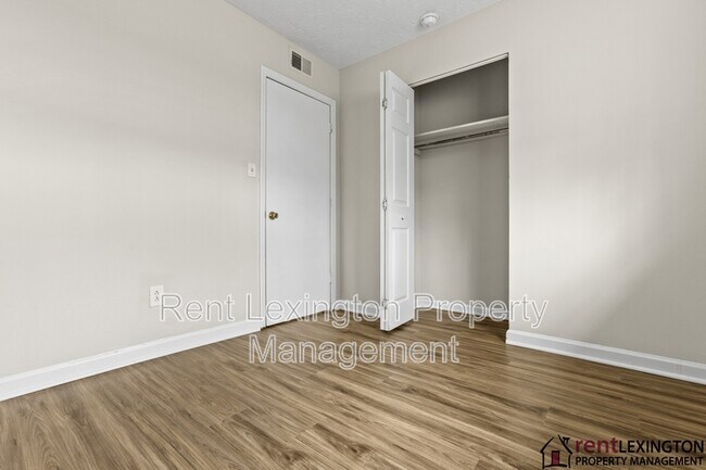 Building Photo - 3966 Northampton Dr