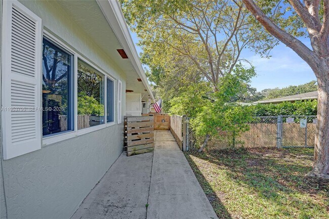 Building Photo - 920 SW 28th St