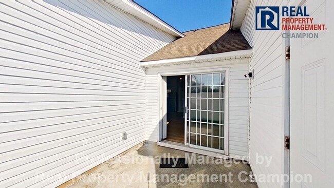 Building Photo - Immaculate 2 BD/2 BA Townhome with Open Floorplan and Split Bedrooms