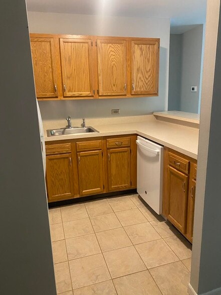 Kitchen - 5820 Oakwood Dr