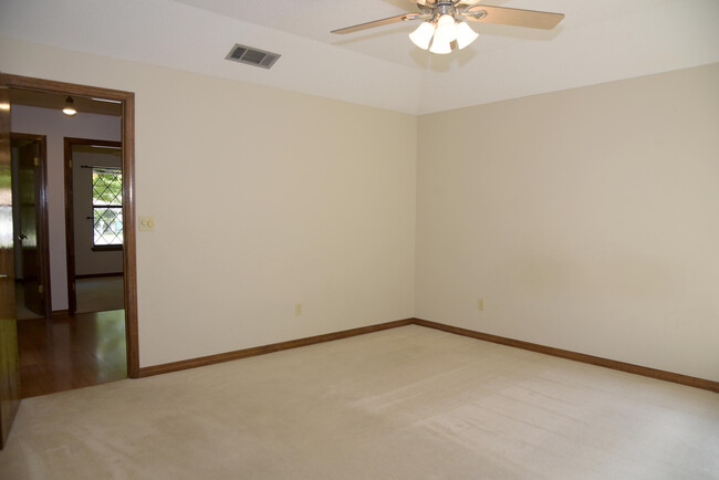 Building Photo - 1129 Troon Dr E