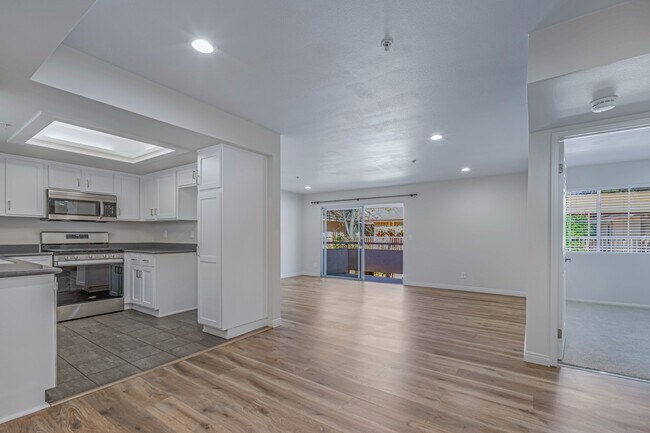 Primary Photo - 449 N Catalina Ave