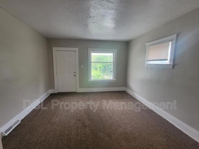 Building Photo - 3555 E 143rd St