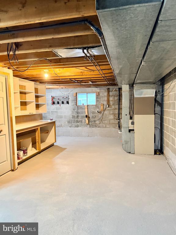 Building Photo - 736 Village Ln.