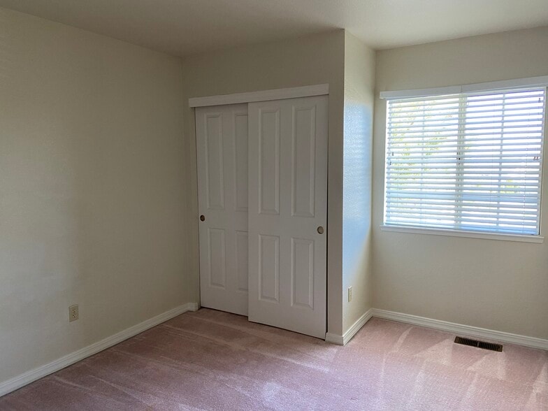 Building Photo - 3964 Glenview Terrace