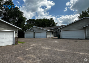 Building Photo - Spacious 3 Bedroom!
