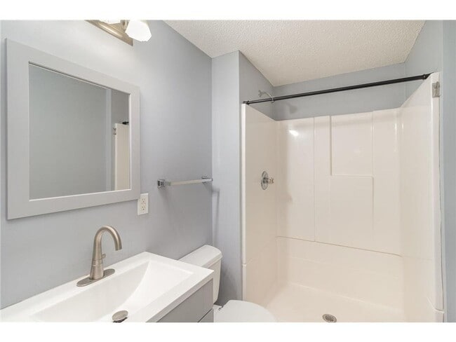 Building Photo - Updated 3 bedroom, 2 bath townhome near Eden Prairie Center!  Available 3/1/26