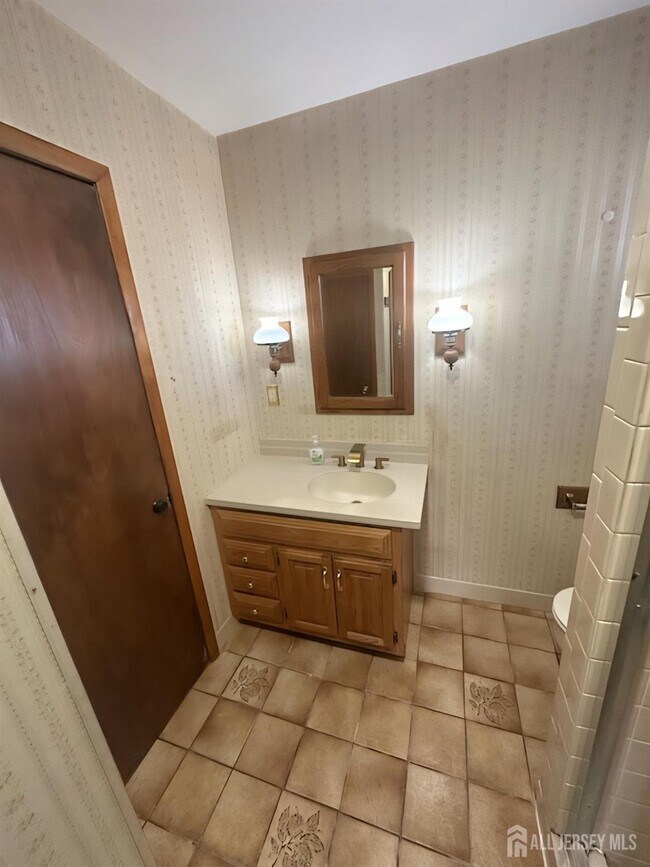 Building Photo - 182 Bloomfield Ave