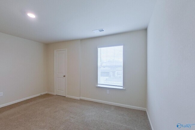 Building Photo - 1067 Pilgrim Ln