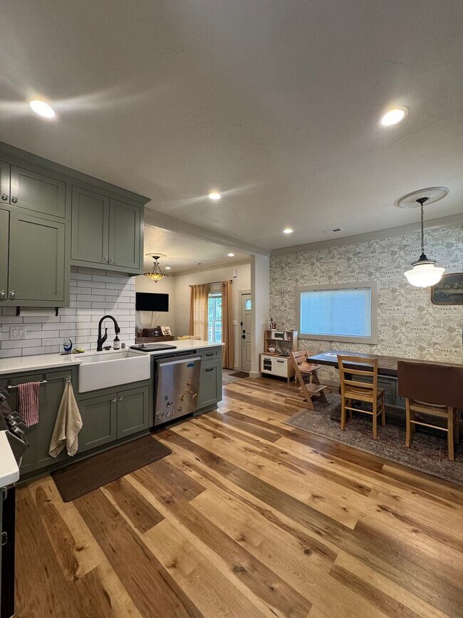 Building Photo - Updated 3 Bed/ 2 Bath Rental