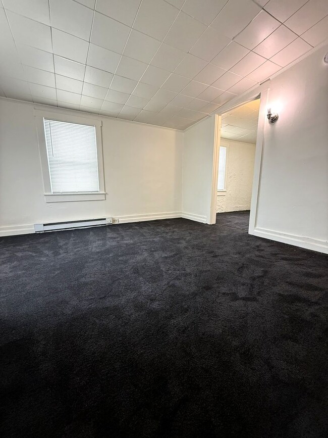 Building Photo - 704 W Main St