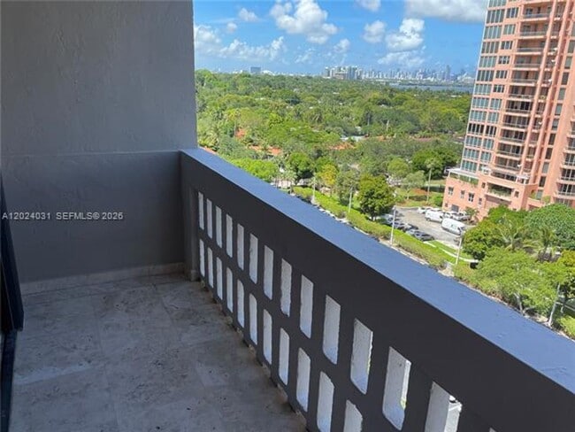Building Photo - 90 Edgewater Dr