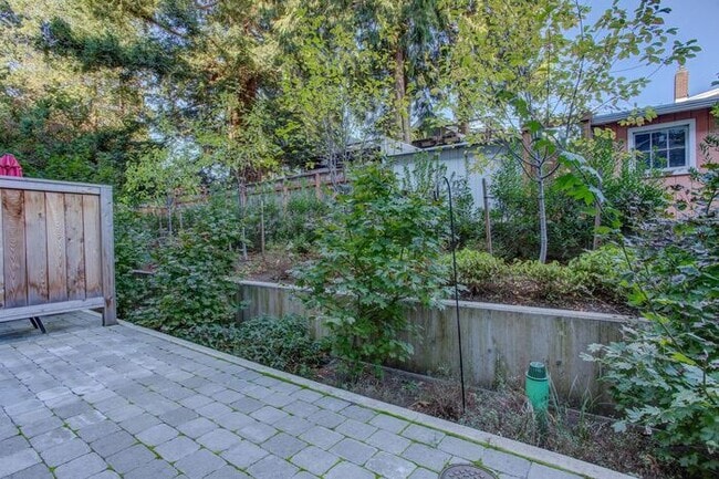 Building Photo - Luxury Studio near Salt and Straw! Only $1...