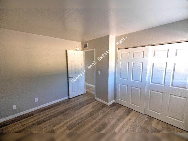 Building Photo - 3211 E Edison St