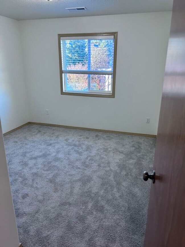 Building Photo - East Vancouver 3 bedrooms!