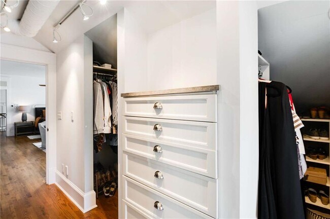 Building Photo - 349 9th St NE