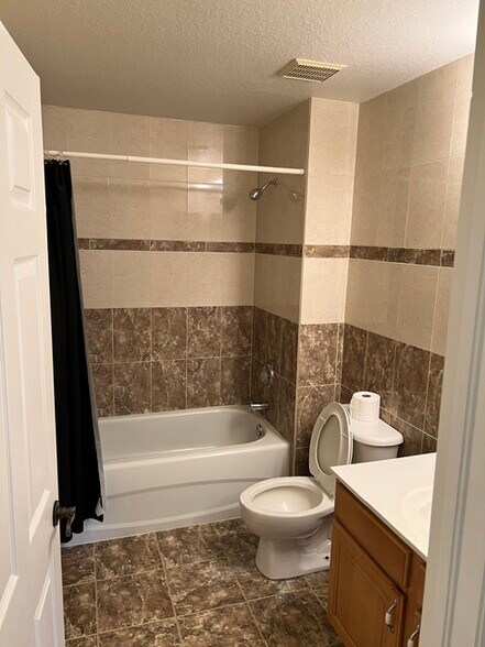 Primary bedroom full bath - 12515 McGregor Blvd