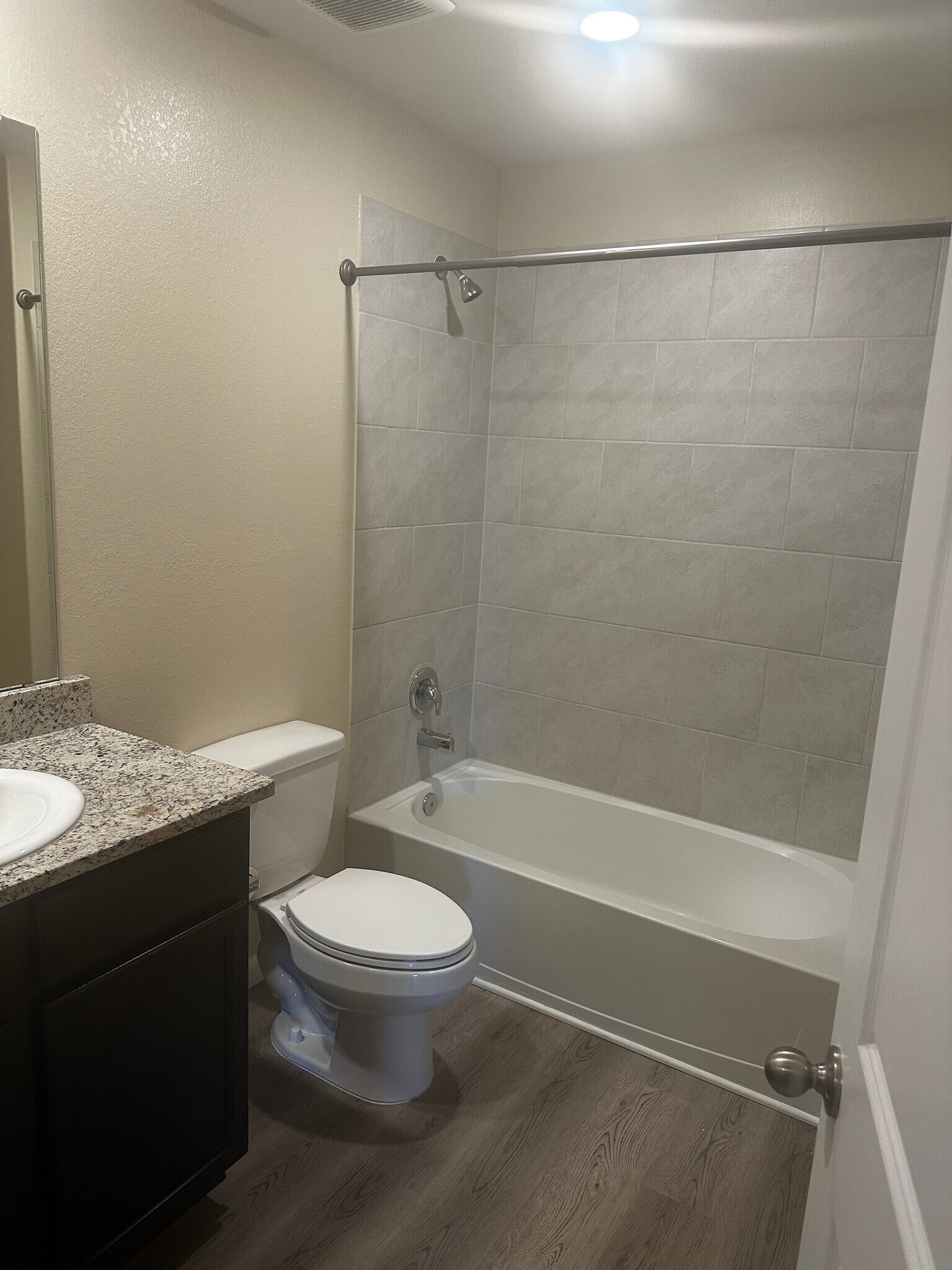 Building Photo - Room in Apartment on Harbor Lndg