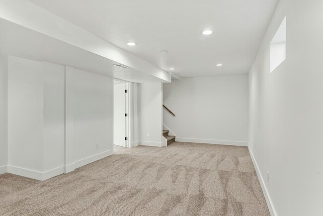 Building Photo - 1335 E Lester Dr