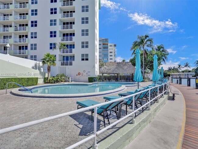 Building Photo - 10350 W Bay Harbor Dr