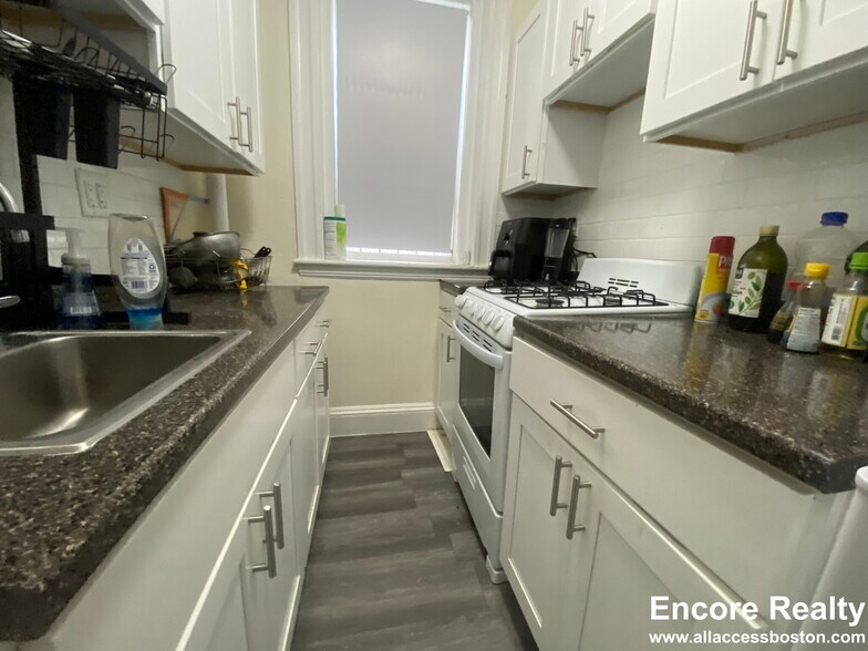 Building Photo - 2 Charlesgate W