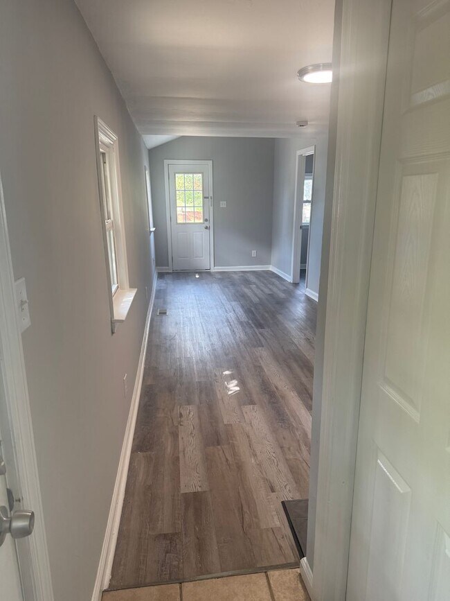 Building Photo - Charming 3 bedroom, 1 bath recently update...