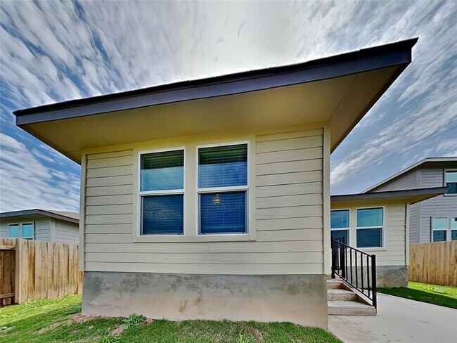 Building Photo - 5208 Saddle Clb Dr