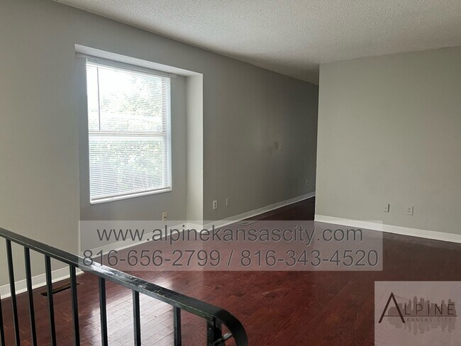 Building Photo - NE 4 Bedroom Duplex, Garage