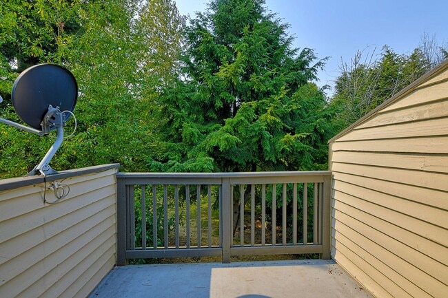 Building Photo - Stylishly Remodeled Condo in Prime Center Park Location