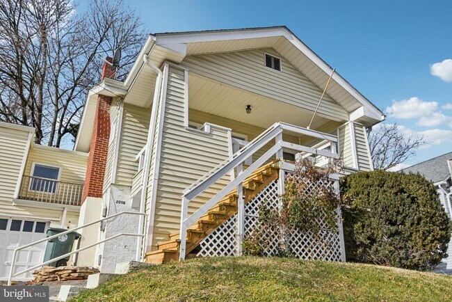 Building Photo - 209 Locust St