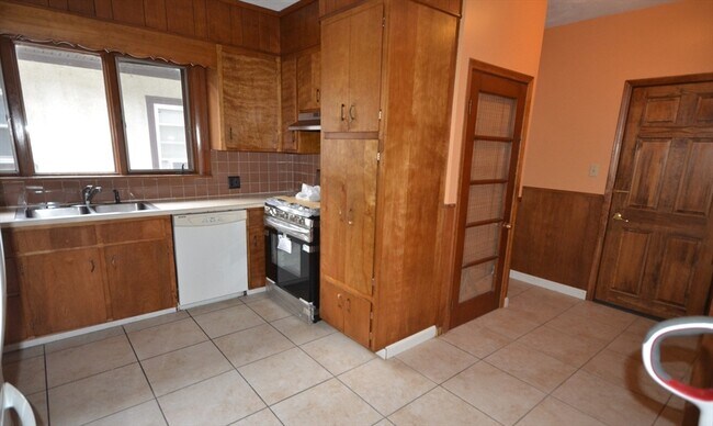 Building Photo - 20 Benton Rd