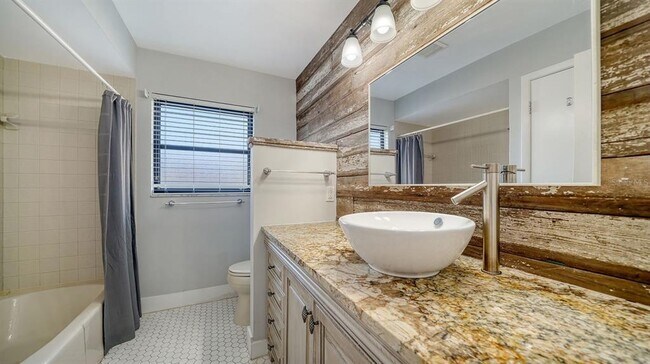 Building Photo - 2291 Pine View Cir