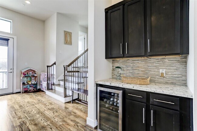 Building Photo - 4106 Marina St