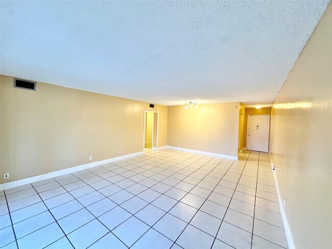 Building Photo - 8900 W Sample Rd