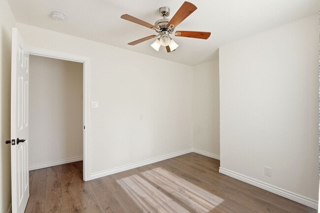 Building Photo - Sunning 3BD/3BA w/Bonus Room and Private Yard