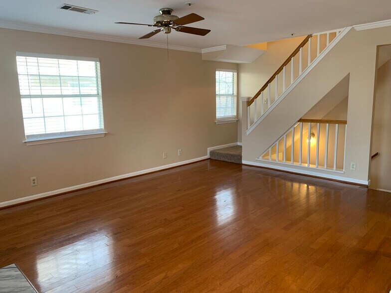 Building Photo - 5708 Chapman Mill Dr