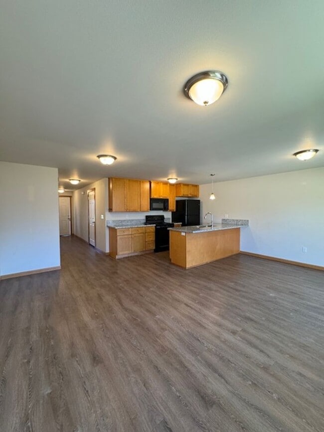Building Photo - 2 Bedroom Townhouse with a fenced backyard!