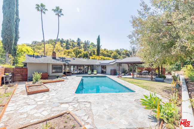 Building Photo - 16811 Escalon Dr
