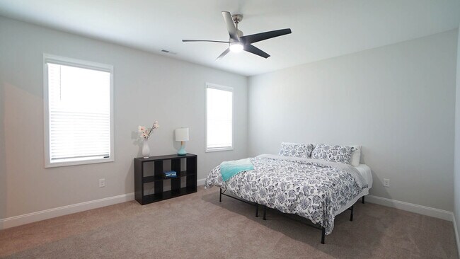 Building Photo - 329 Sparrow Rdg Dr