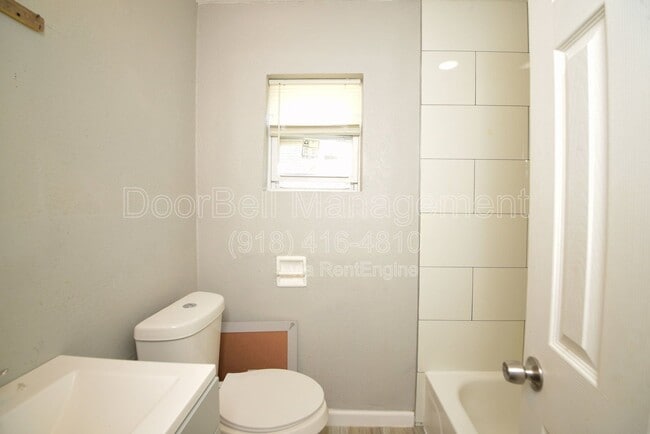 Building Photo - 613 E Xyler St