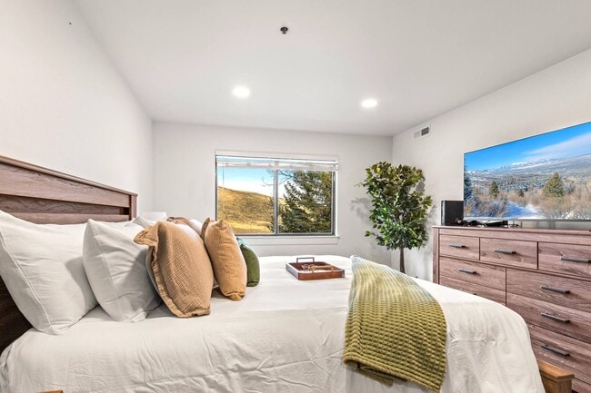 Building Photo - 2 BD & 2 BA | FURNISHED | TV and Internet Included | Pet Considered- Fees apply