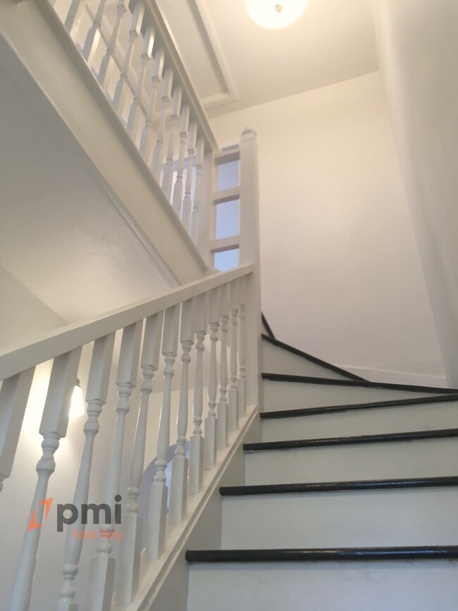 Building Photo - Charming Cute 2bd / 1 ba Two Stories Hillcrest Park Townhouse