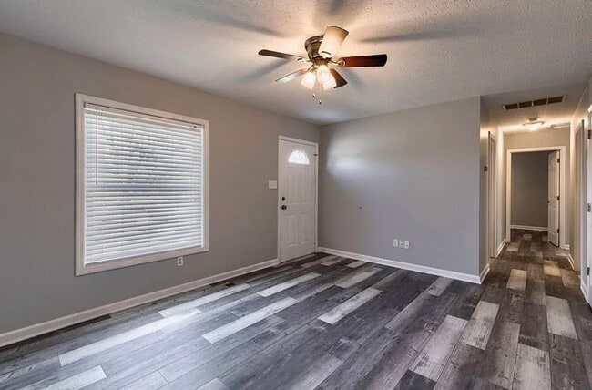 Building Photo - Updated 3 Bedroom/1 Bath