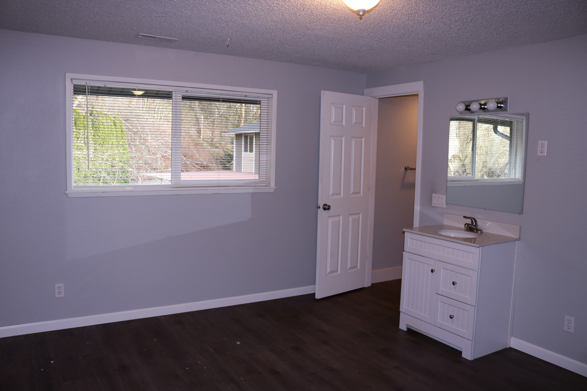 Building Photo - 15906 Elm St E