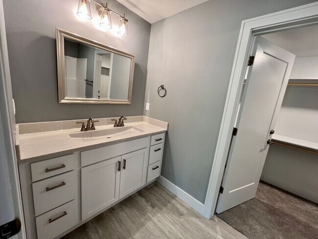Building Photo - Modern 3 Bedroom Duplex in Irvine Acres!
